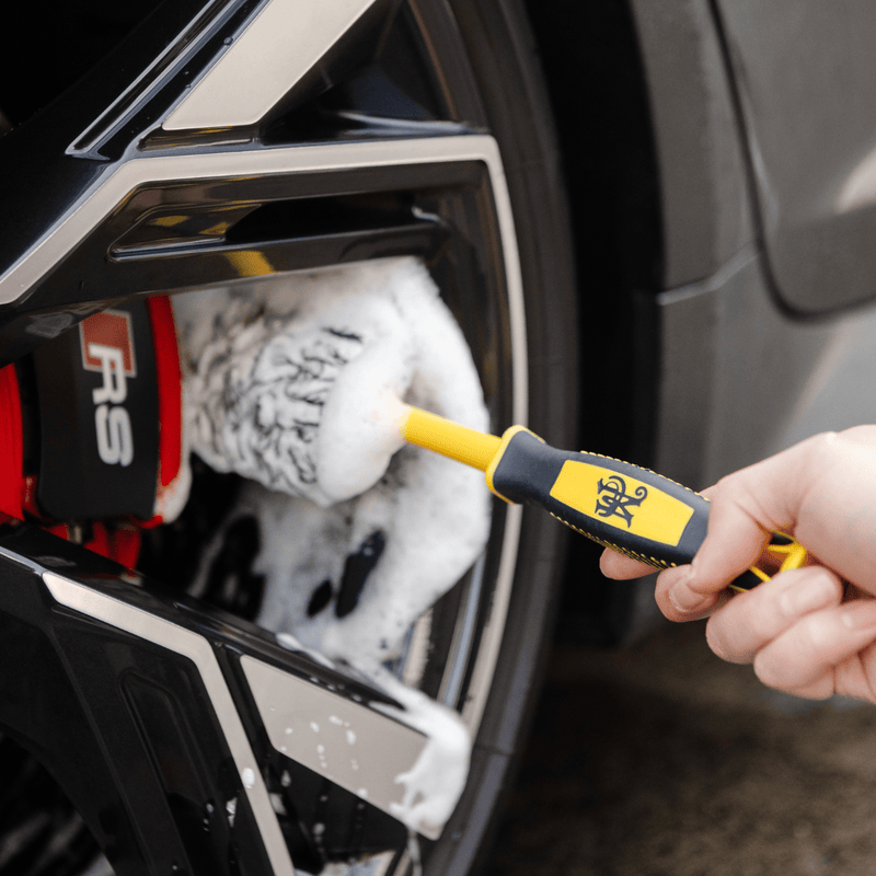 Load image into Gallery viewer, MEGUIARS Flat-Out Wheel Brush with Replacement Wash Pad
