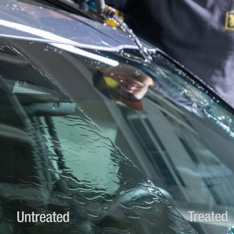 Load image into Gallery viewer, MEGUIARS Glass &amp; Headlights Ultimate Glass Cleaner and Water Repellent - 473ml
