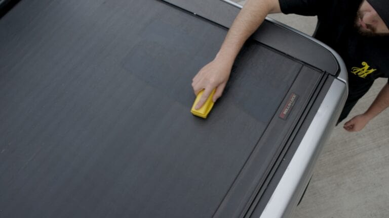 Load image into Gallery viewer, MEGUIARS Polish &amp; Protect Ultimate Protectant Dash and Trim Restorer - 355ml

