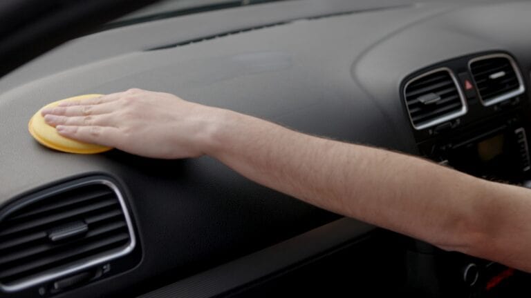 Load image into Gallery viewer, MEGUIARS Polish &amp; Protect Ultimate Protectant Dash and Trim Restorer - 355ml
