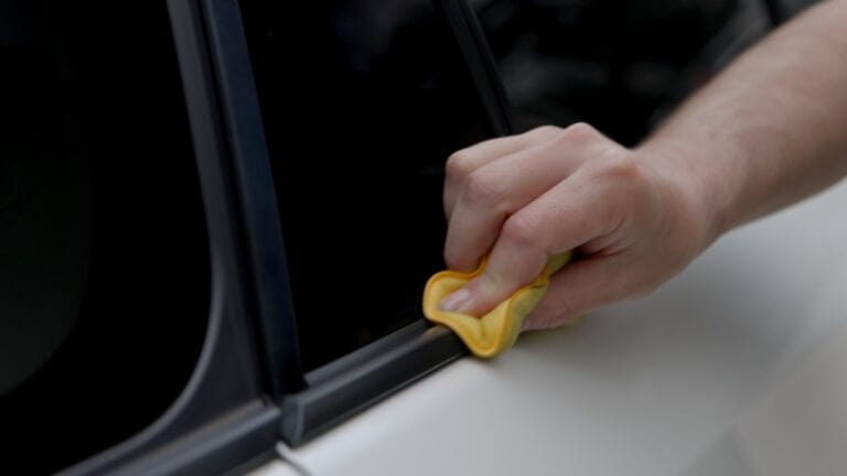 Load image into Gallery viewer, MEGUIARS Polish &amp; Protect Ultimate Protectant Dash and Trim Restorer - 355ml
