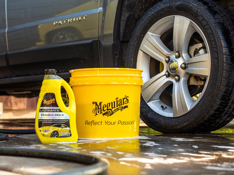 Load image into Gallery viewer, MEGUIARS Wash &amp; Maintain Ultimate Wash and Wax - 1.42L
