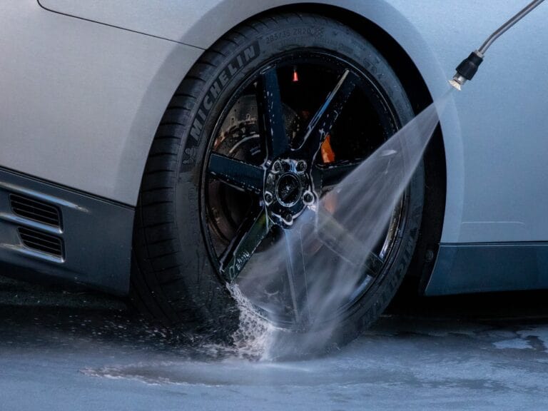 Load image into Gallery viewer, MEGUIARS Wheels &amp; Tyres Hot Rims Black Wheel Cleaner - 709ml
