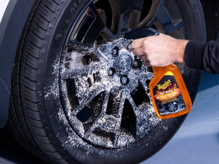 Load image into Gallery viewer, MEGUIARS Wheels &amp; Tyres Hot Rims Black Wheel Cleaner - 709ml
