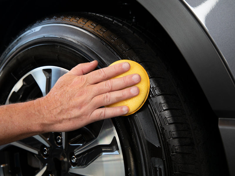 Load image into Gallery viewer, MEGUIARS Wheels &amp; Tyres Hot Shine Tyre Spray - 710ml
